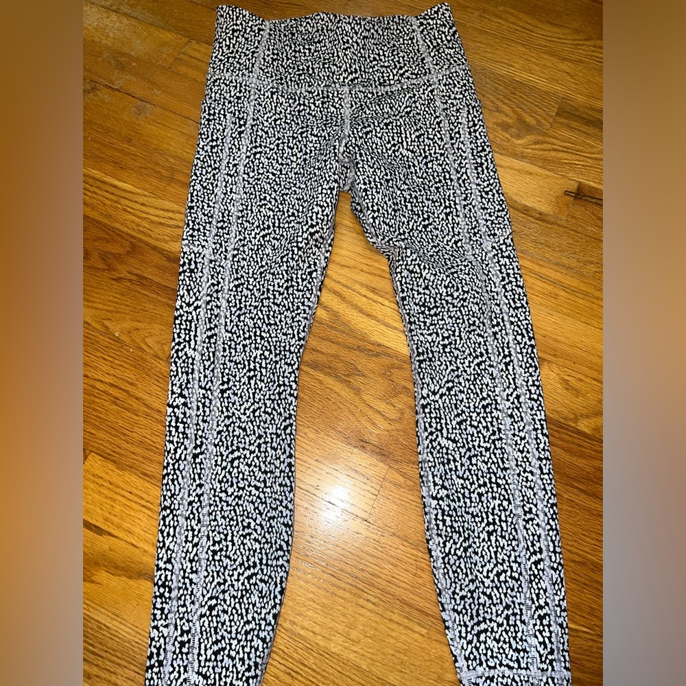 Athleta 7/8 white and black leggings